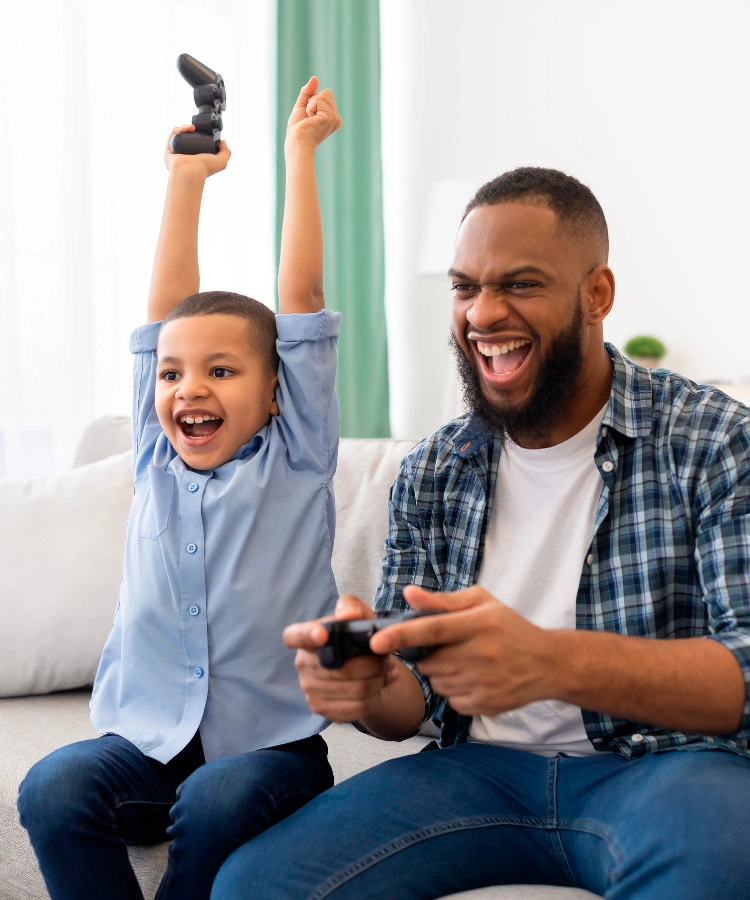 A family playing games online, enjoying S-AGENT Hikari high-speed internet.